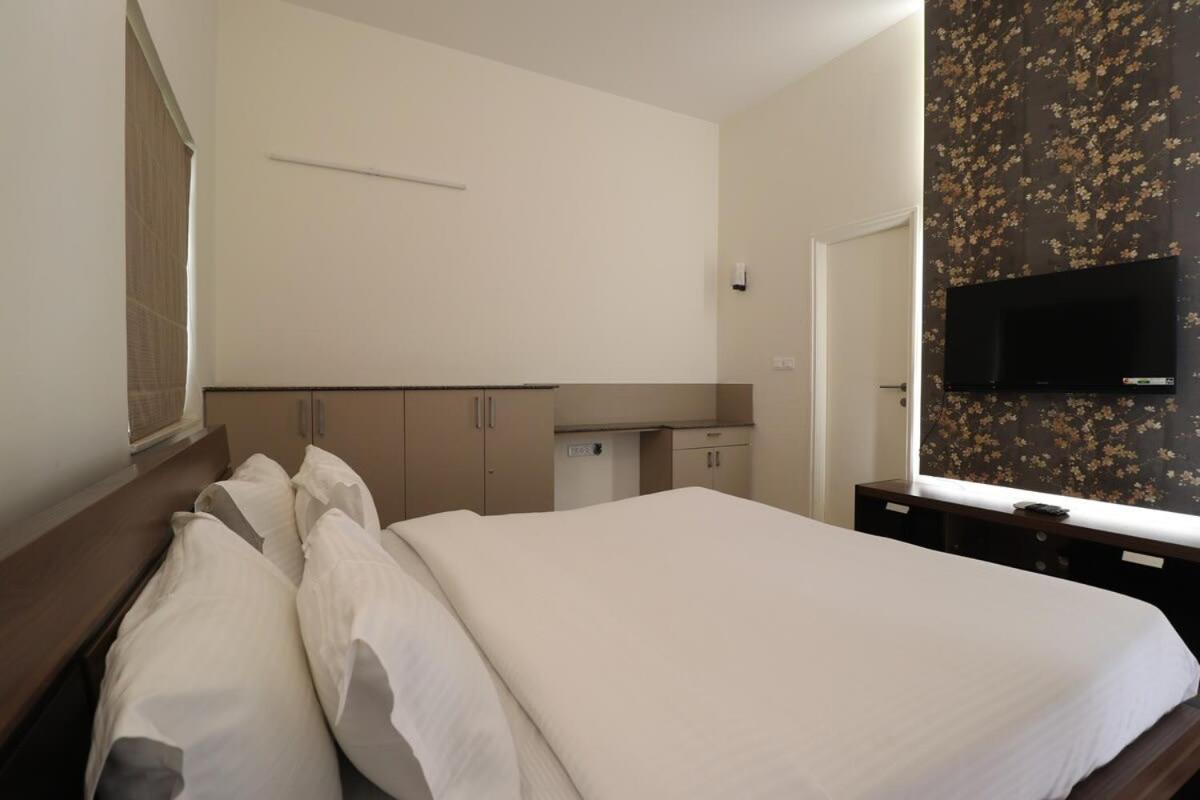 Welcome To Serenity-Luxury Villa At Prestige Augusta Golf Village 벵갈루루 외부 사진